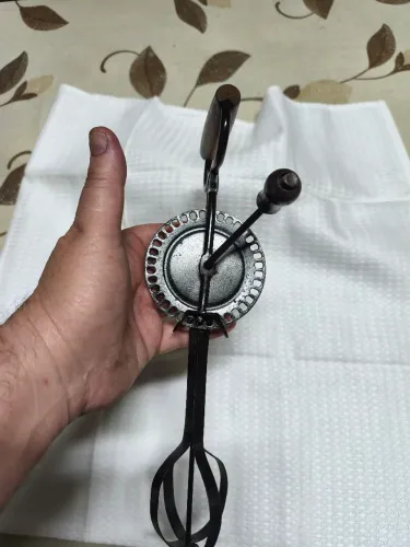Batedor antigo manual de uma haste década de 50