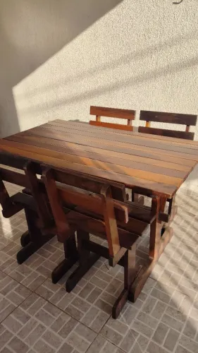 Mesa de madeira com 4 cadeiras