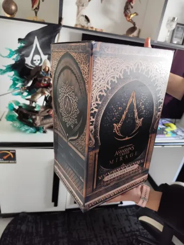 Estátua figure Assassins Creed Mirage com caixa