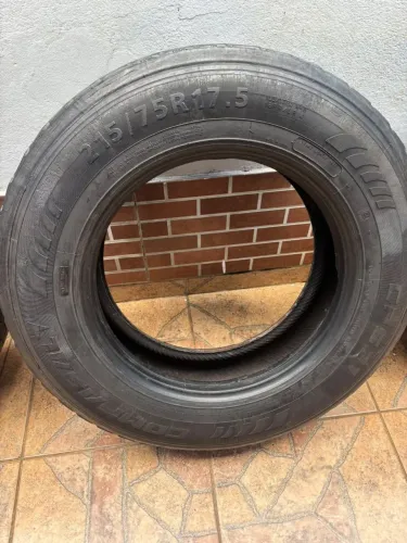 Pneu 215/75 R17.5