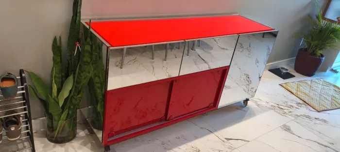 Aparador Buffet Espelhado Vermelho com Rodízios - Design Moderno e Versátil
