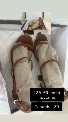Vendo esta sandália está novinha usei uma vez e tirei rápido até hj novo estado 