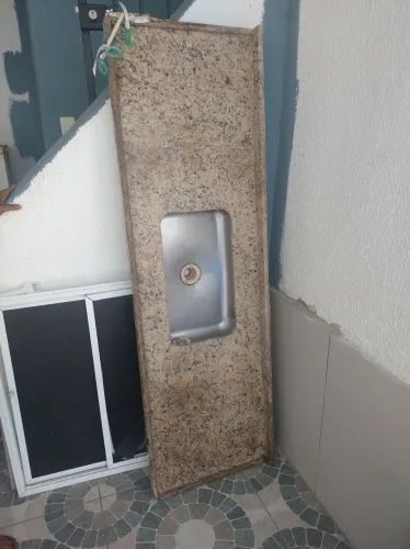 Bancada de mármore com pia de inox