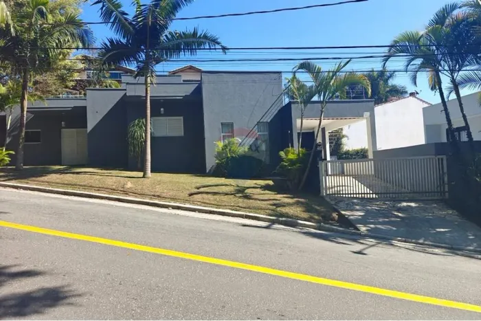 Casa Moderna com Piscina no Condomínio Aruã