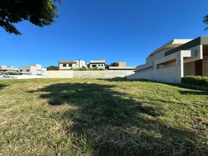 Terreno de Ilha com 352m² à venda em condomínio - Vila do Golfe