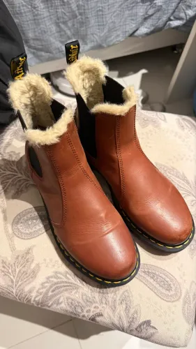 dr martens de couro marrom com pelo sintético