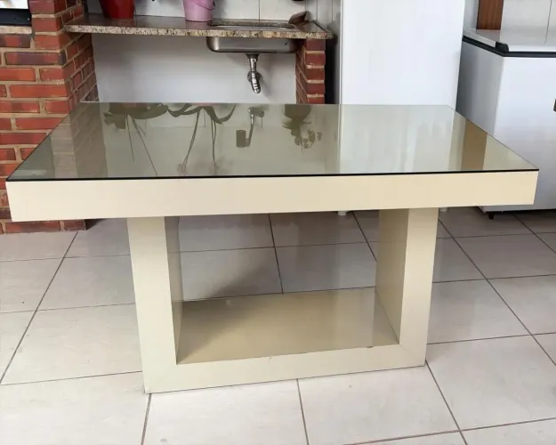 Mesa de jantat com tampo de vidro