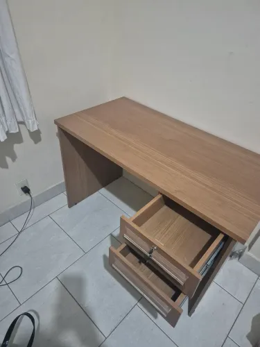 Escrivaninha com gavetas