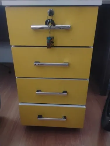 Gaveteiro de 4 gavetas amarelo