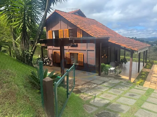 Casa à venda no Canto das Águas em Rio Acima-MG: 4 quartos, 1 suíte, 2 salas, 3 banheiros,