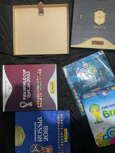 Álbuns copa do mundo 06 14 18 e 22 mais 10 pacotes de figurinha lacrados copa 2026