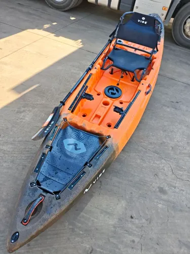 Vendo caiaque vibe yellowfin 120 lançamento praticamente novo foi na água 1 vês