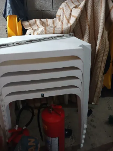 Vendo 5 jogos de mesa semi novas da marca mom R$ 180,00 cada. 