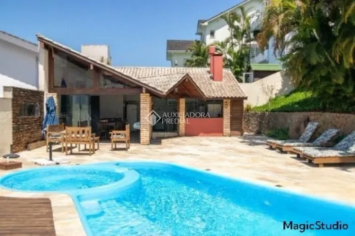CASA AMPLA 4 DORMITÓRIOS SENDO 2 SUÍTES COM PISCINA NO BAIRRO JOÃO PAULO