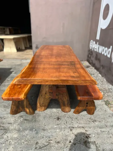 Mesa de Madeira maciça