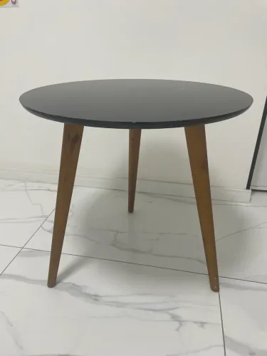 Mesa Lateral Redonda Retrô Preta - Pés Palito (Lindo Design)