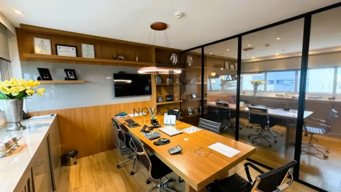 LOCAÇÃO DE SALA TOTALMENTE MOBILIADA E DECORADA, COM RECEPÇÃO, AR CONDICIONADO, ANDAR ALTO