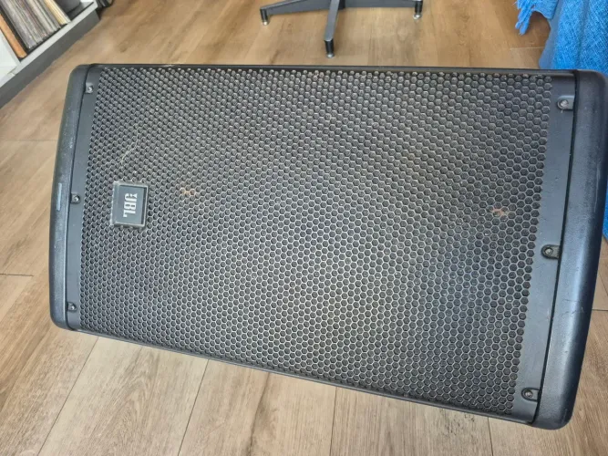 Caixa de som ativa JBL 610
