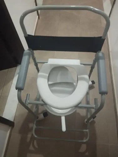 VENDO CADEIRA D RODAS E CADEIRA HIGIÊNICA EM BOM ESTADO