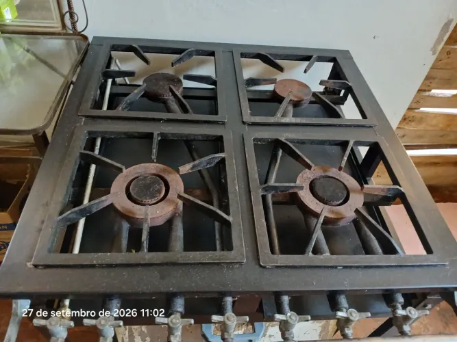 Vendo fogao semi industrial 4 bocas com forno