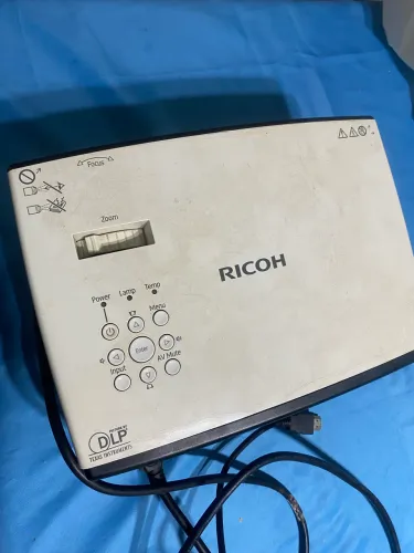 Data Show RICOH quem dá mais leva