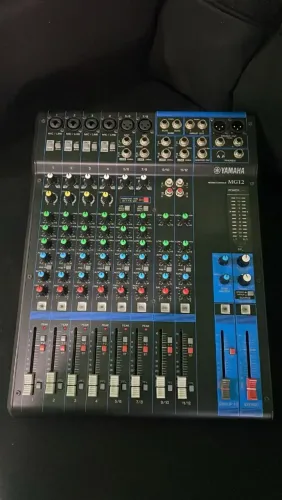Mesa de som Yamaha 12 canais nova