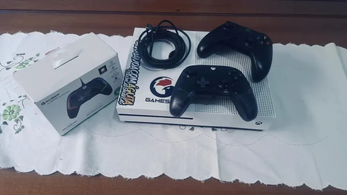 XBOX ONE S 1TB DOIS CONTROLE