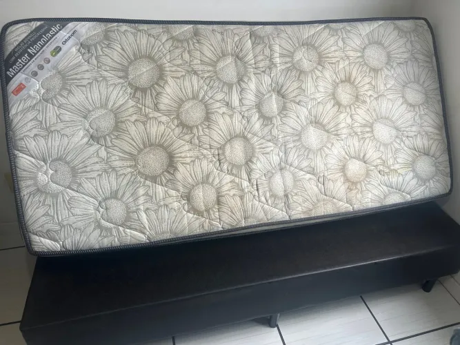 Cama de solteiro usada