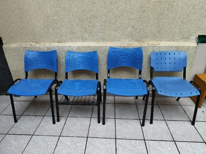 Cadeira Empilhável de Plástico Azul Fixa com Estrutura em Metal 