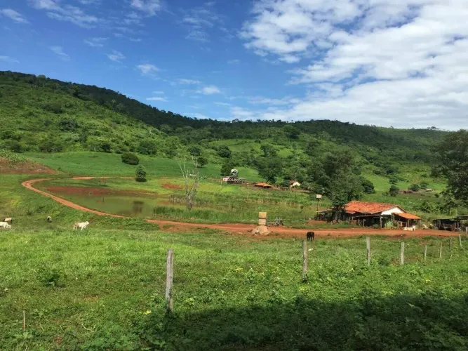 Fazenda à venda, 3 quartos, 10 vagas, Centro - Barro Alto/GO