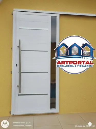 Portas sob medida em alumínio branco e vidro lateral.