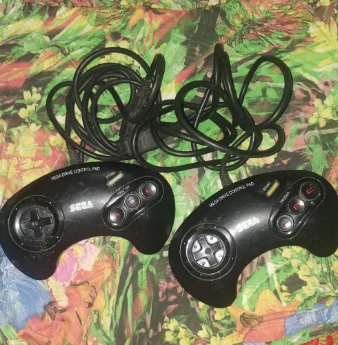 2 controles originais de Mega Drive
