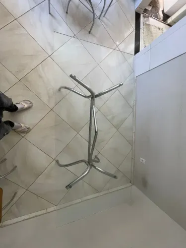 Mesa de Vidro com Base de Alumínio - R$ 600