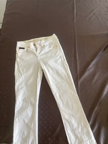 Calça Calvin Klein jeans branca cheia de detalhes! Linda!