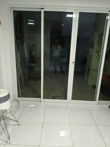 Porta esquadrilha de alumínio com vidro