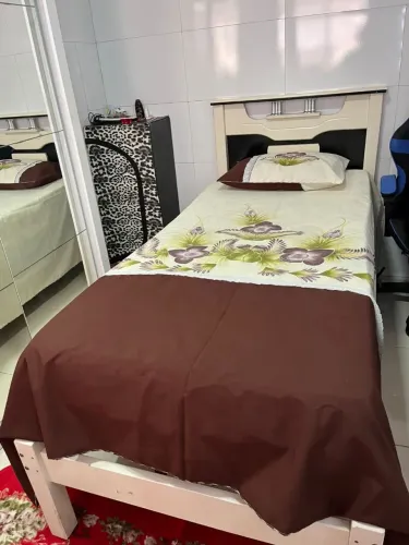 CAMA DE SOLTEIRO DE MADEIRA MACIÇA COM 2 COLCHÕES