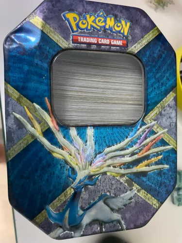 Mais de 500 cartas Pokémon junto com lata do Xerneas