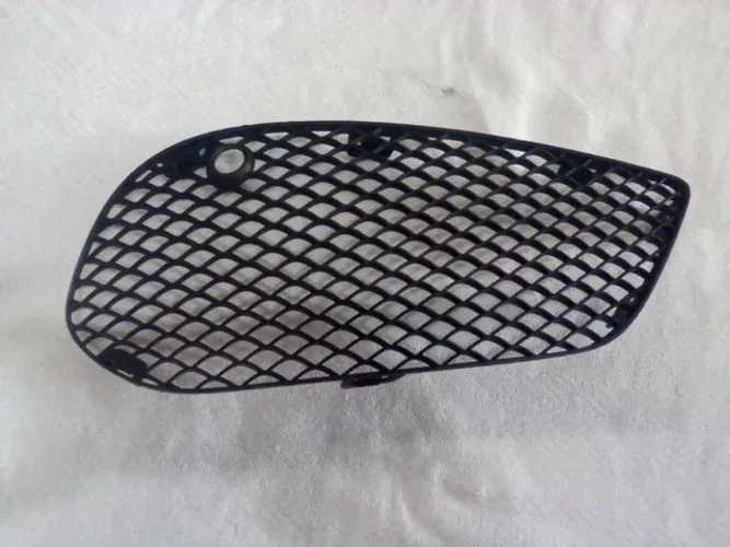 Grade da milha direita Mercedes C250 W205