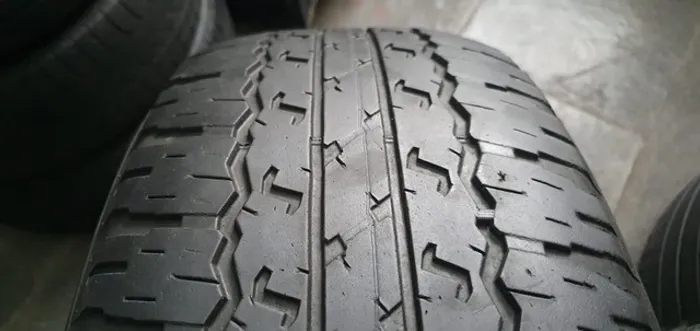 - Pneu 265/65r17 112S Bridgestone Dueler A/T (meia vida)