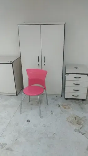 Cadeira em Pvc, cor vermelha, no estado. E outros.