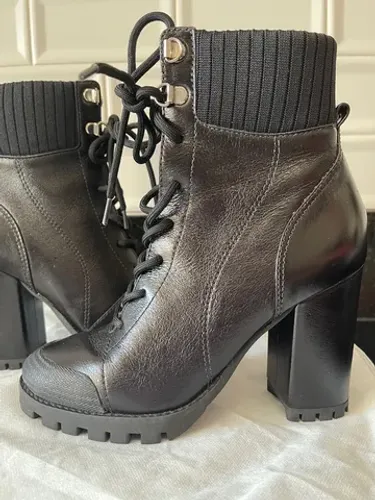 Vendo Bota coturno preta couro salto alto tratorado Arezzo TAM 35