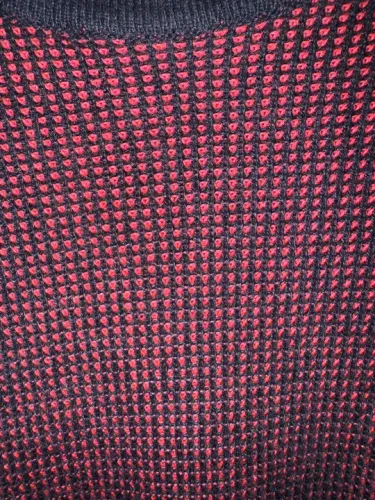 Camiseta em tricot com detalhes em vermelho