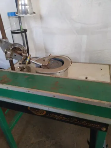 Maquina de lapidação de pedras preciosas com lapidadora e mesa.