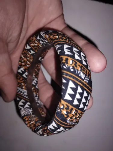 Pulseira feminina com padrão de tecido indiano. Artesanato original de Bangladesh.