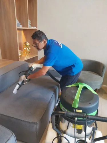 Limpeza Profissional de Sofás e de bancada de carros.