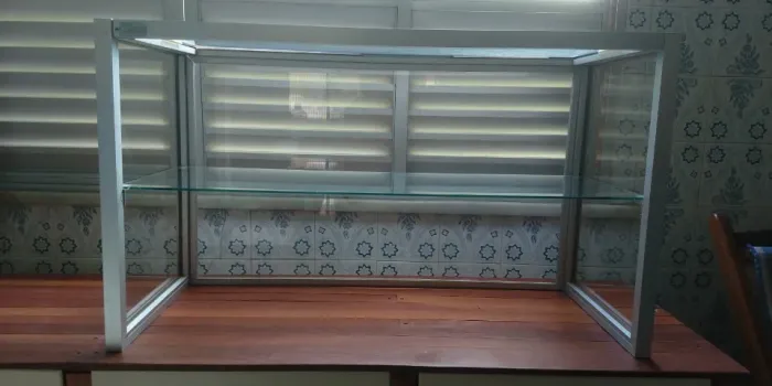 Caixa de proteção em vidro e alumínio para comércio