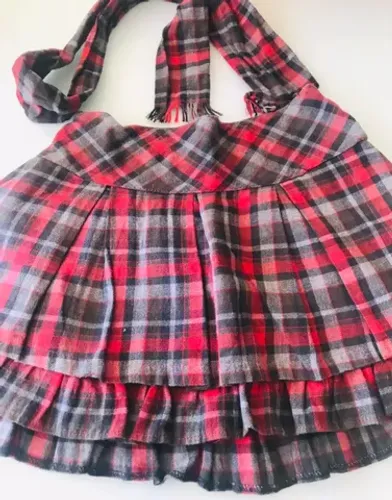 Uma kit de 3 peças numero 7 anos. São lindas às peças eu lhe garanto.