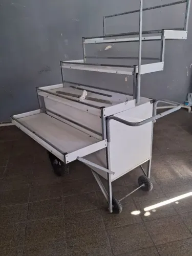 Carrinho expositor em metal com prateleiras