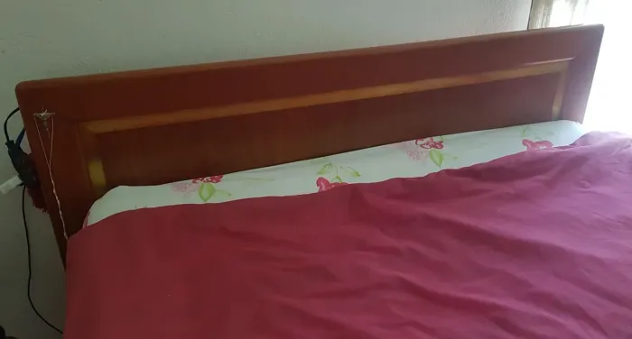 Cama de casal com cabeceira frizo Latao