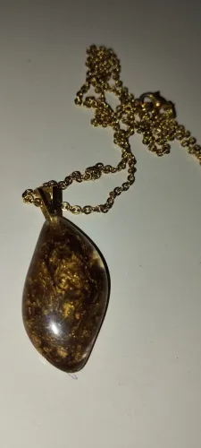 Colar de Resina dourada feito a mão.